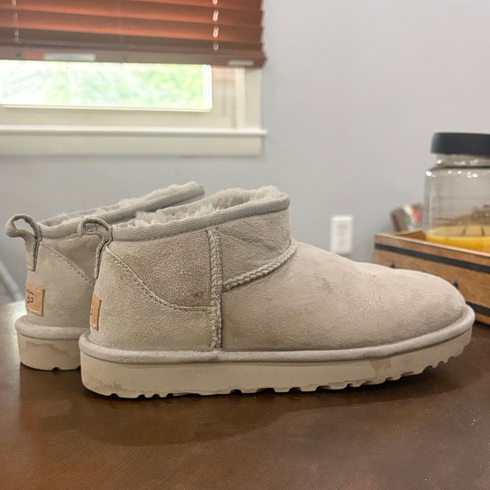 UGG Short Suede Shearling Boot - Grey